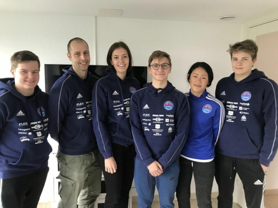 GOD LEIR. FSK har fått stort utbytte av treningleiren i Namsos. Allerede i helgen får de se de første resultatene når svømmerne deltar på et stort stevne i Landskrona. Fra venstre Mads Moen Mareliussen, trener Kim Torry Simmenes, Andrea Henriette Rossi, Simen Engan, Marie Fagerheim og Mathias Martinussen. GOD LEIR. FSK har fått stort utbytte av treningleiren i Namsos. Allerede i helgen får de se de første resultatene når svømmerne deltar på et stort stevne i Landskrona. Fra venstre Mads Moen Mareliussen, trener Kim Torry Simmenes, Andrea Henriette Rossi, Simen Engan, Marie Fagerheim og Mathias Martinussen. Foto: Kristin K. Rossi