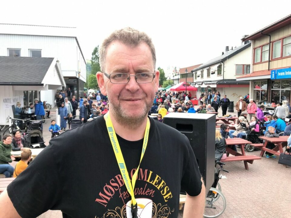 FESTIVALKLAR. Sjef for Møsbrømlefsefestivalen, Sverre Breivik har fått festivalskjorta på og er klar for årets søteste festival i Saltdal. Her fra fjorårets festivaldag i Rognan sentrum. FESTIVALKLAR. Sjef for Møsbrømlefsefestivalen, Sverre Breivik har fått festivalskjorta på og er klar for årets søteste festival i Saltdal. Her fra fjorårets festivaldag i Rognan sentrum. Foto: Maria Edvardsen