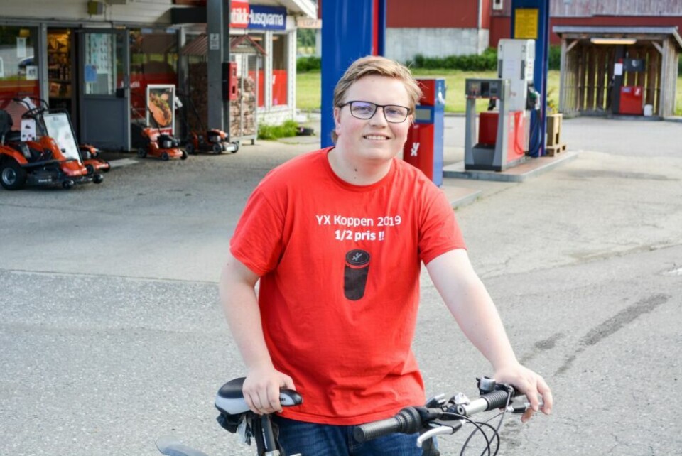 SPORTY. Matti Jàntti (19)fra Tapstad strøk på førerprøven, men sykler hver dag fra Tapstad til Misvær, og hjem igjen, for å rekke jobben på YX i Misvær. SPORTY. Matti Jàntti (19)fra Tapstad strøk på førerprøven, men sykler hver dag fra Tapstad til Misvær, og hjem igjen, for å rekke jobben på YX i Misvær. Foto: Ole Kristian Andreassen