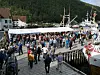 Som alltid er det en masse folk nede ved bryggene. Foto: Robert Jentoft