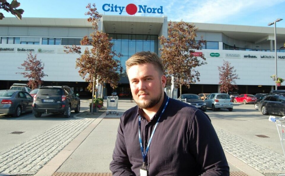 NOK EN HEGGE. Lars Jakob Hegge har som sin far ambisjoner om å nå langt i næringslivet. Han har fått en toppjobb som organisasjonskonsulent på personalavdelinga Coop Nordland. Begge foto: Stig Bjørnar KarlsenSTARTEN. Lars Jakob Hegge la grunnlaget for sin karriere hos Coop i Valnesfjord. Han ble plukket til ledertrenings-programmet i Coop. Samtidig med full jobb, er han også masterstudent i ledelse. NOK EN HEGGE. Lars Jakob Hegge har som sin far ambisjoner om å nå langt i næringslivet. Han har fått en toppjobb som organisasjonskonsulent på personalavdelinga Coop Nordland. Begge foto: Stig Bjørnar Karlsen
