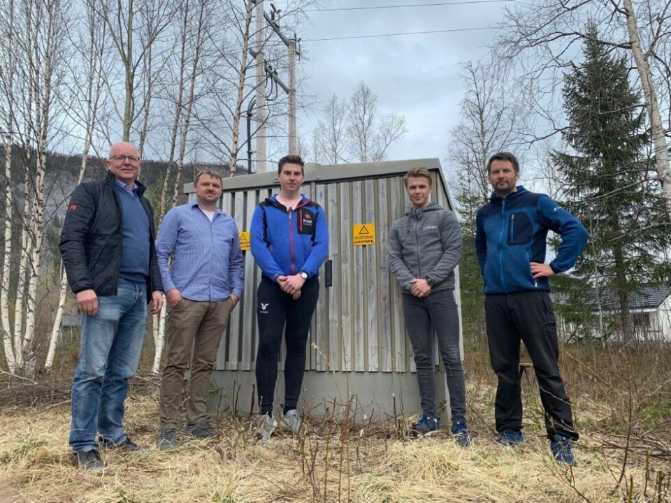 BIDRAR. Nye nettstasjoner med høyspentbrytere, transformator og tavler inngår i satsingen. Fra venstre Yngve Kristensen OFE AS, Frode Arntzen Saltdal videregående skole, Mats Kolberg Frost Kraftentreprenør AS, Tobias Clausen fra Helgeland Kraft AS, Christian Ruså fra Dragefossen AS. BIDRAR. Nye nettstasjoner med høyspentbrytere, transformator og tavler inngår i satsingen. Fra venstre Yngve Kristensen OFE AS, Frode Arntzen Saltdal videregående skole, Mats Kolberg Frost Kraftentreprenør AS, Tobias Clausen fra Helgeland Kraft AS, Christian Ruså fra Dragefossen AS. Foto: Svein Jansen