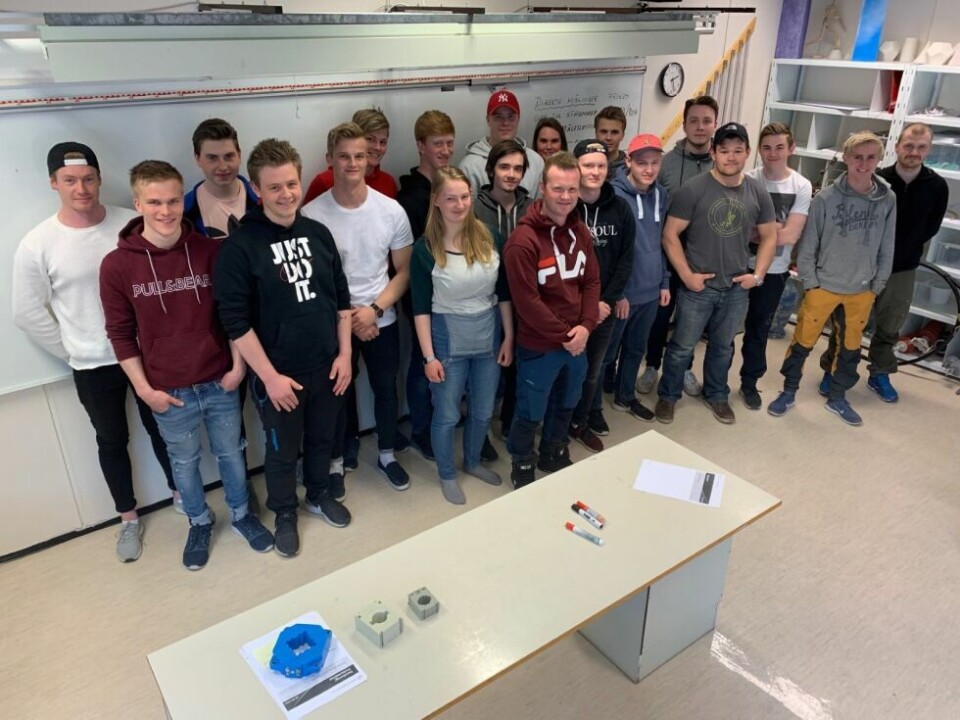 LÆRLINGENE. Her er alle lærlingene samlet. De kommer fra bedriftene Lofotkraft AS, Dragefossen AS, Frost Kraftentreprenør AS, Meløy Energi AS, Statkraft Energi AS, Helgeland Kraft AS, Nord-Salten Kraft AS, Nordkraft AS, Andøy Energi AS, Vesterålskraft AS, Trollfjord Nett AS og Haneseth Energi AS. LÆRLINGENE. Her er alle lærlingene samlet. De kommer fra bedriftene Lofotkraft AS, Dragefossen AS, Frost Kraftentreprenør AS, Meløy Energi AS, Statkraft Energi AS, Helgeland Kraft AS, Nord-Salten Kraft AS, Nordkraft AS, Andøy Energi AS, Vesterålskraft AS, Trollfjord Nett AS og Haneseth Energi AS. Foto: Christian Ruså