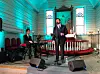 STERK STEMME. Didrik Solli-Tangen (t.h.) og pianist Trond Akerø-Kleven fikk satt en flott stemning i løpet av halvannen times konsert i Fauske kirke.