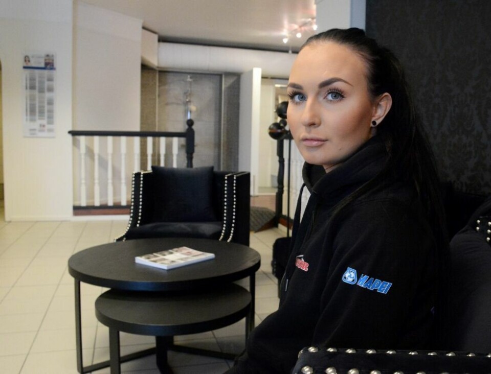 ÅPNER TORSDAG. Camilla Johansen (21) åpner ny flisbutikk på Fauske førstkommende torsdag. I disse dager jobber hun med siste innspurt. Begge foto: Frida KalbakkVED PROMENADEN. Møller Flis ligger nede mot promenaden og deler lokale med Møller Bygg. ÅPNER TORSDAG. Camilla Johansen (21) åpner ny flisbutikk på Fauske førstkommende torsdag. I disse dager jobber hun med siste innspurt. Begge foto: Frida Kalbakk