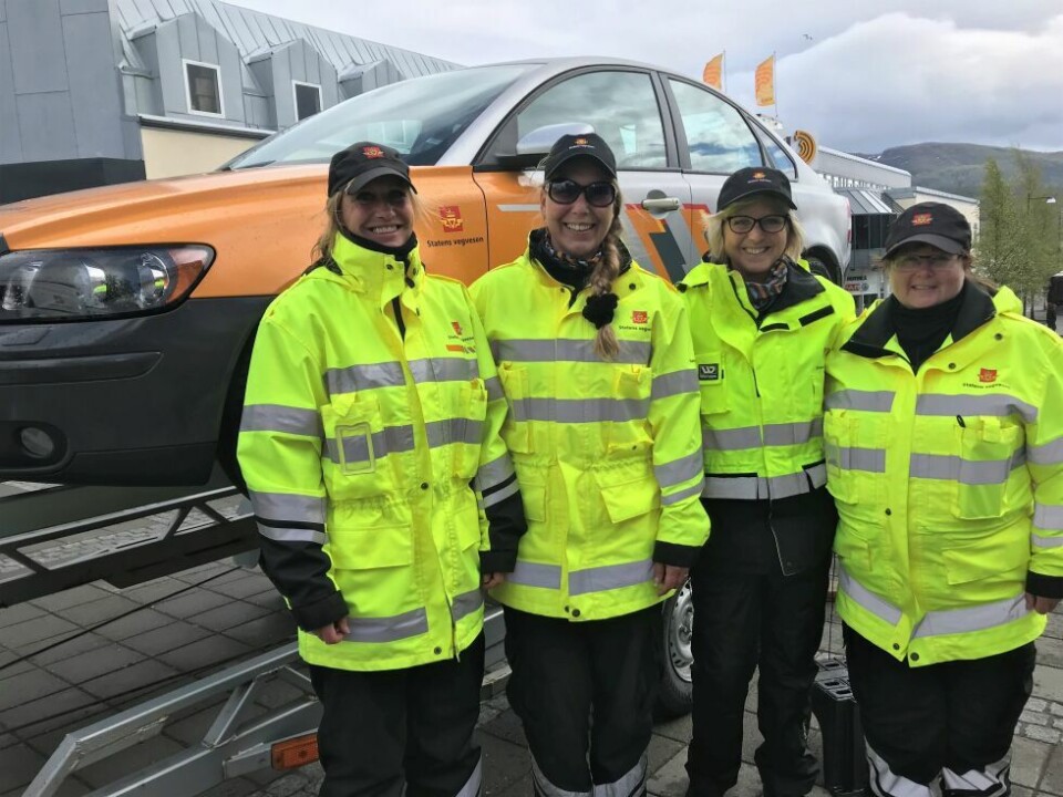 ØKT BEVISSTHET. Vigdis Alexandersen, Gro Karin Pettersen, Anne Skogmo og Evy Pedersen fra Statens vegvesen tror mange fikk seg en aha-opplevelse da de hang opp-ned i bilen. - Man skjønner hvor viktig det er med sikkerhetsbelte. ØKT BEVISSTHET. Vigdis Alexandersen, Gro Karin Pettersen, Anne Skogmo og Evy Pedersen fra Statens vegvesen tror mange fikk seg en aha-opplevelse da de hang opp-ned i bilen. - Man skjønner hvor viktig det er med sikkerhetsbelte. Foto: Maria Edvardsen