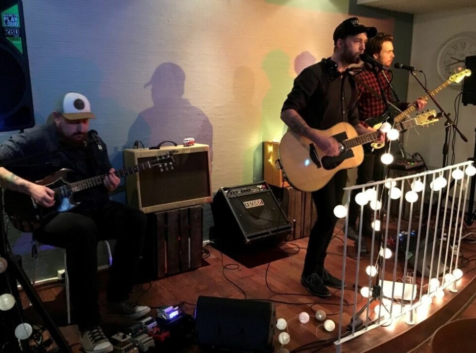 PÅ TURNÉ. Buhre spilte på utestedet «Kom heim» i Bodø i starten av februar. I helga er han i Steigen og Sørfold. PÅ TURNÉ. Buhre spilte på utestedet «Kom heim» i Bodø i starten av februar. I helga er han i Steigen og Sørfold. Foto: Eva S. Winther