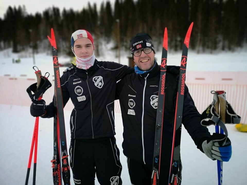 GLADE GUTTER. Skjerstad ILs Chris og André Støvset sammen på Seljeåsen skistadion under årets Sisorenn. For André er det 25. sesongen han er smører, trener og støtteapparat for sine barn. GLADE GUTTER. Skjerstad ILs Chris og André Støvset sammen på Seljeåsen skistadion under årets Sisorenn. For André er det 25. sesongen han er smører, trener og støtteapparat for sine barn. Foto: Tarjei Abelsen