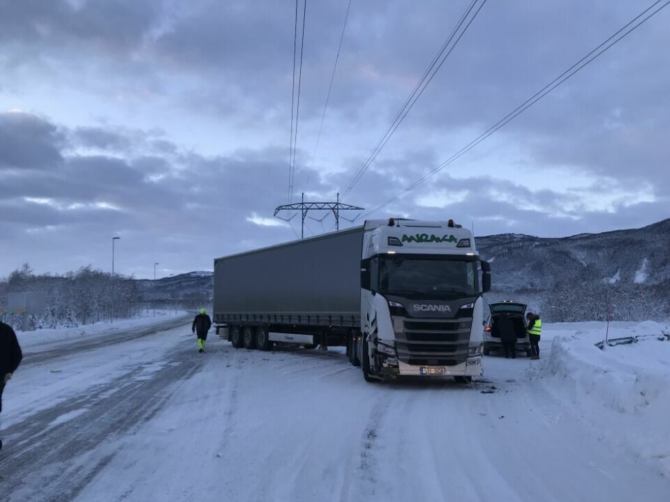 KOLLISJON. Vogntoget og personbilen kolliderte i krysset ved E6 sør for Rognan. Ingen personer er skadet. KOLLISJON. Vogntoget og personbilen kolliderte i krysset ved E6 sør for Rognan. Ingen personer er skadet. Foto: Maria Trondsen