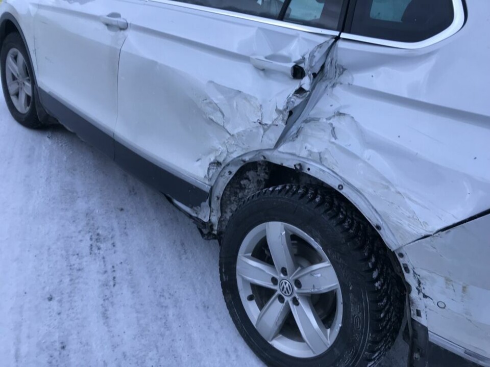 PREGET. Saltenpostens journalist på stedet melder om at de to i personbilen virker preget etter sammenstøtet, men det meldes ikke om alvorlige skader. PREGET. Saltenpostens journalist på stedet melder om at de to i personbilen virker preget etter sammenstøtet, men det meldes ikke om alvorlige skader. Foto: Maria Trondsen