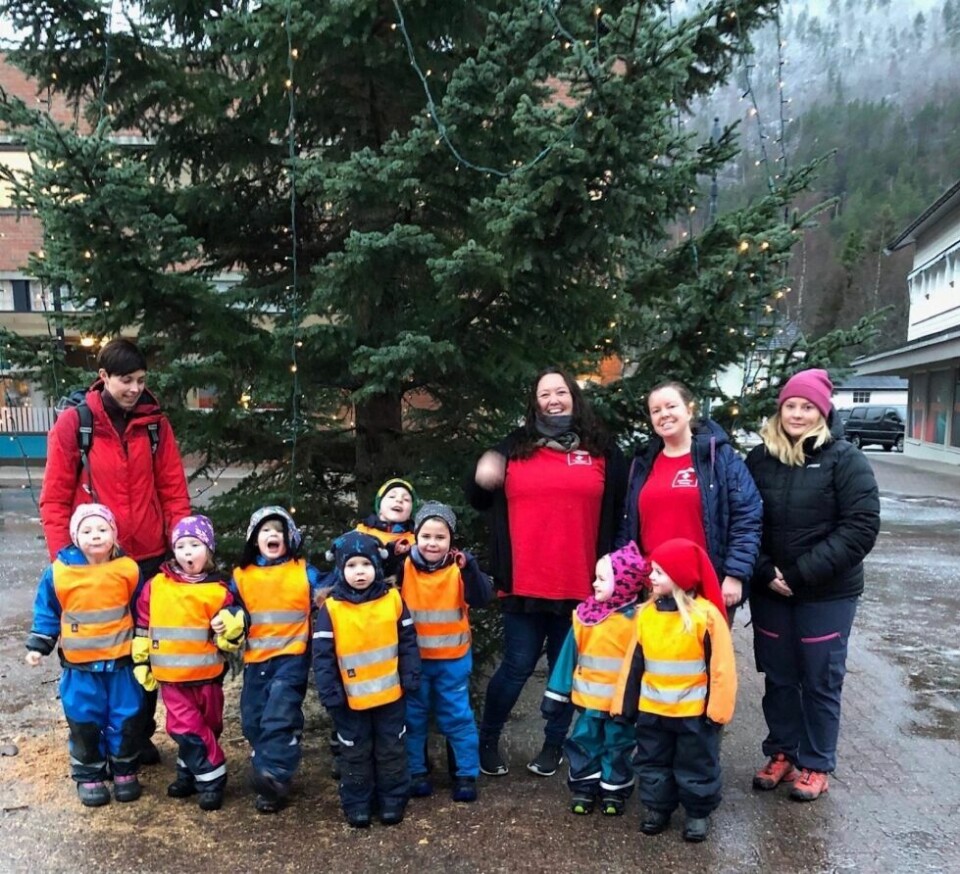 Navn på ungene; Noel, Jesper, Emil, Kajsa, Tomine, Odd Kristian, Erna og Estelle, voksne Elisabeth og Karoline, frivillige Røde Kors Janne Kristoffersen og Siv-Elin Øyen Navn på ungene; Noel, Jesper, Emil, Kajsa, Tomine, Odd Kristian, Erna og Estelle, voksne Elisabeth og Karoline, frivillige Røde Kors Janne Kristoffersen og Siv-Elin Øyen