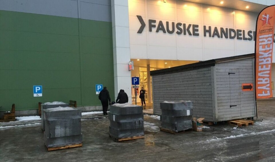 RAKETTER. Paller med nyttårsraketter på parkeringsplassene til handikappede utenfor Handelsparken, skal hindre noen fra å parkere nærmere en 10 meter fra bua der det selges nyttårsraketter. RAKETTER. Paller med nyttårsraketter på parkeringsplassene til handikappede utenfor Handelsparken, skal hindre noen fra å parkere nærmere en 10 meter fra bua der det selges nyttårsraketter. Foto: Ronny Gøransson