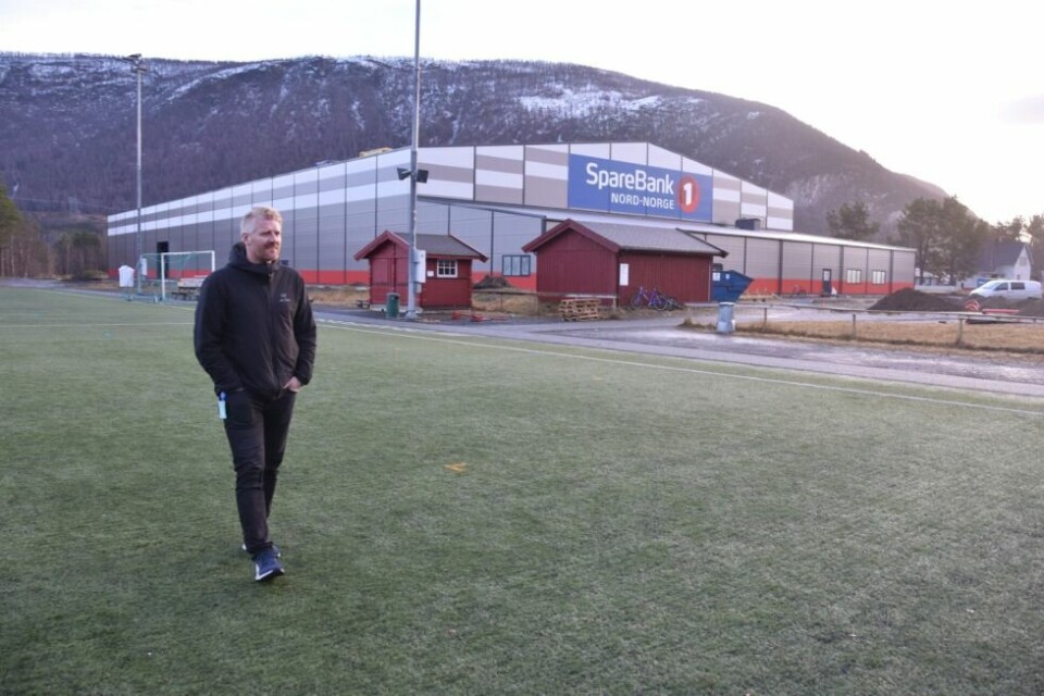 HALLGLEDE. Mange i Saltdal gleder seg til å ta i bruk SNN-Arena på nyåret. Styreleder Kjell Espen Sivertsen ser lyst på idrettsframtiden i bygda. HALLGLEDE. Mange i Saltdal gleder seg til å ta i bruk SNN-Arena på nyåret. Styreleder Kjell Espen Sivertsen ser lyst på idrettsframtiden i bygda. Foto: Sylvia Bredal