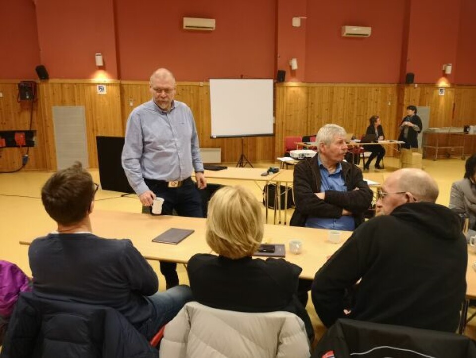 INTIATIV. Ordfører Lars Kristian Evjenth tok intiativ til å få en avklaring fra Fylkesmann i påhør av flere personer. Her er han til stede i kommunestyret i samtale med partikolleger i Arbeiderpartiet. INTIATIV. Ordfører Lars Kristian Evjenth tok intiativ til å få en avklaring fra Fylkesmann i påhør av flere personer. Her er han til stede i kommunestyret i samtale med partikolleger i Arbeiderpartiet. Foto: Tarjei Abelsen