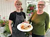 TRAVLE DAGER. Marte Edvarda Tidslevold og Hanna Tidslevold serverer både møsbrømlefse, lunsj, pizza og søndagsmiddag hos Urtehagen på Tofte, og de har hatt mye besøk så langt i sesongen. Foto: Maria E. Trondsen
