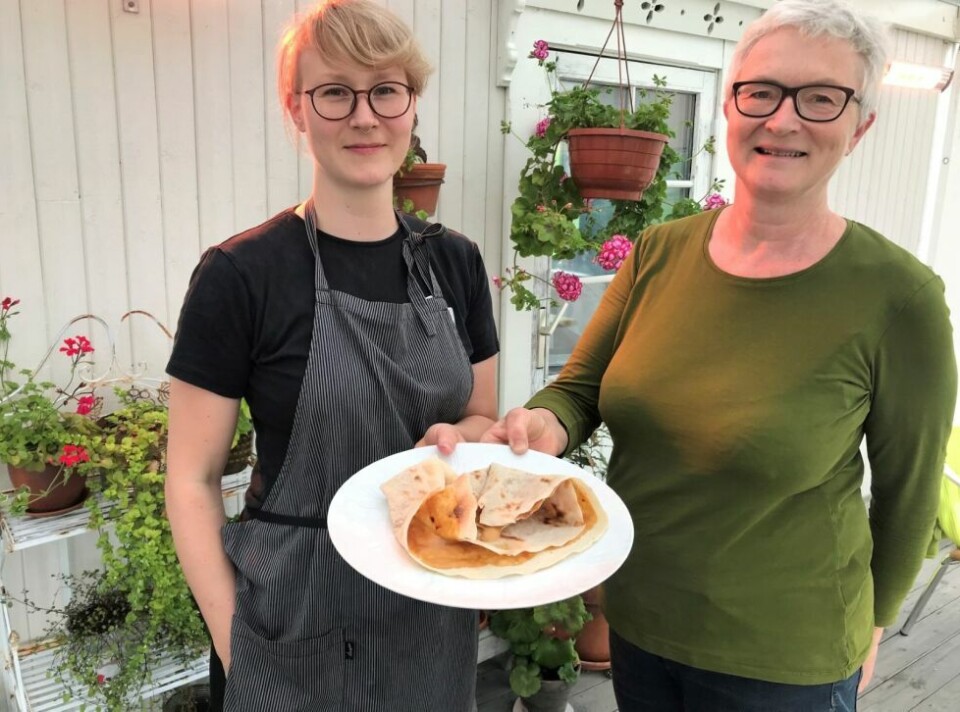 TRAVLE DAGER. Marte Edvarda Tidslevold og Hanna Tidslevold serverer både møsbrømlefse, lunsj, pizza og søndagsmiddag hos Urtehagen på Tofte, og de har hatt mye besøk så langt i sesongen. TRAVLE DAGER. Marte Edvarda Tidslevold og Hanna Tidslevold serverer både møsbrømlefse, lunsj, pizza og søndagsmiddag hos Urtehagen på Tofte, og de har hatt mye besøk så langt i sesongen. Foto: Maria E. Trondsen