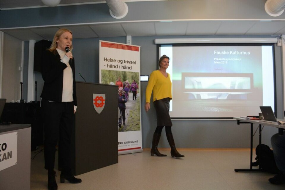 ORIENTERTE. Arkitekt Ingebjørg Skaare fra Snøhetta (t.v.) og hotelldirektør Trine Nøvik kom i kommunestyret på Fauske for å fortelle om hotell og et eventuelt samarbeid om kulturhus. ORIENTERTE. Arkitekt Ingebjørg Skaare fra Snøhetta (t.v.) og hotelldirektør Trine Nøvik kom i kommunestyret på Fauske for å fortelle om hotell og et eventuelt samarbeid om kulturhus. Foto: Helge Simonsen