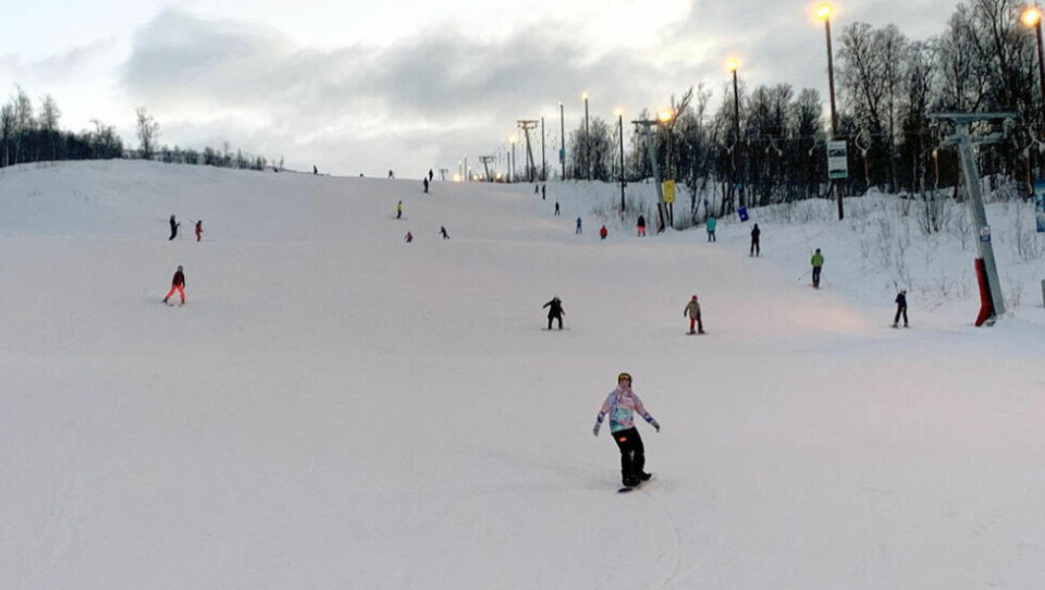 SKIGLEDE. Vinterferie betyr for mange at alpinskiene eller snowboardet skal i bruk igjen. Daglig leder Endre Grønnslett i Sulitjelma fjellandsby håper på mange besøkende i det som for dem er en viktig uke. SKIGLEDE. Vinterferie betyr for mange at alpinskiene eller snowboardet skal i bruk igjen. Daglig leder Endre Grønnslett i Sulitjelma fjellandsby håper på mange besøkende i det som for dem er en viktig uke. Foto: Espen Johansen