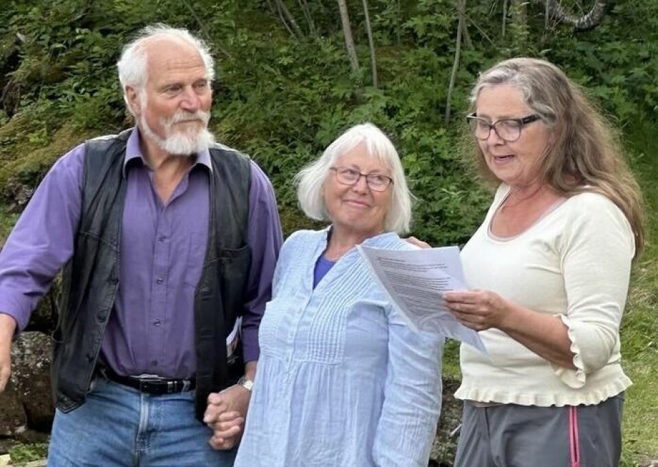 RØRT. Det var et rørt par som tok imot prisen til stor jubel fra om lag 130 publikummere og samtlige aktører. RØRT. Det var et rørt par som tok imot prisen til stor jubel fra om lag 130 publikummere og samtlige aktører. Foto: Kjelvikspillet/pressefoto