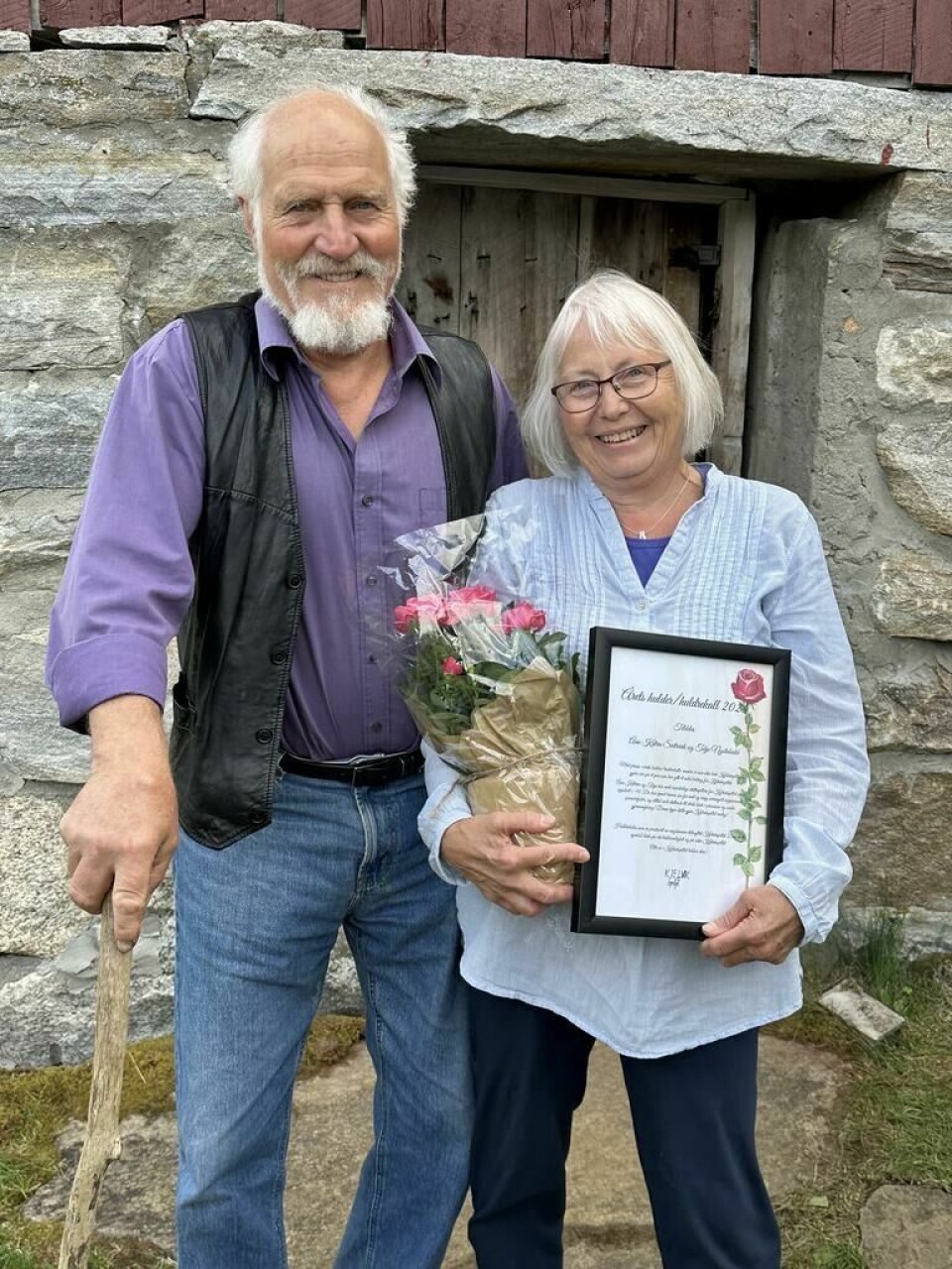 FIKK HEDER OG ÆRE. Ekteparet Ann Katrin Sætrevik og Terje Nystabakk fikk velfortjent heder og ære da de mottok årets 'huldrepris' etter premieren på Kjelvikspillet. FIKK HEDER OG ÆRE. Ekteparet Ann Katrin Sætrevik og Terje Nystabakk fikk velfortjent heder og ære da de mottok årets 'huldrepris' etter premieren på Kjelvikspillet. Foto: Kjelvikspilet/pressefoto