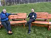 BENKER. Nylig kunne Bjørn Olsen og Eirik Godtfredsen sette seks flotte benker ut i aktivitetsløypa i Sulitjelma. Fire bedrifter har sponset benkene. Foto: Foto: Espen Johansen