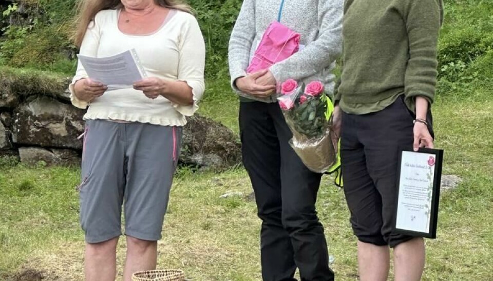 DELTE UT PRIS. Heidi Zakariassen ledet seremonien med utdeling, mens prisen ble overrakt av Maja Zakariassen og Anita Basmo Bjørnstad. DELTE UT PRIS. Heidi Zakariassen ledet seremonien med utdeling, mens prisen ble overrakt av Maja Zakariassen og Anita Basmo Bjørnstad. Foto: Kjelvikspillet/pressefoto