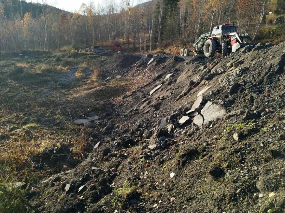 ASFALTRESTER. Her er tydeligere rester av gammel afalt. ASFALTRESTER. Her er tydeligere rester av gammel afalt. Foto: Fauske kommune