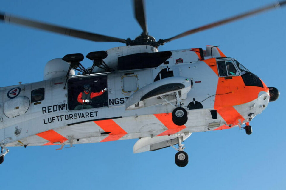 HENTET MED HELIKOPTER. Redningshelikopteret fikk til slutt hentet ut den skadde turisten. HENTET MED HELIKOPTER. Redningshelikopteret fikk til slutt hentet ut den skadde turisten. Foto: Neil Dunridge
