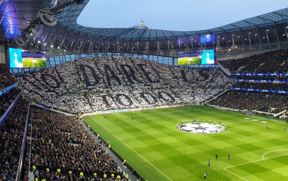 HÅP. Premier League er igang igjen. Det er det mange, som Saltenpostens Helge Simonsen, som er glade for. Håpet om at favorittlaget skal få en god sesong lever - inntil videre, i alle fall. HÅP. Premier League er igang igjen. Det er det mange, som Saltenpostens Helge Simonsen, som er glade for. Håpet om at favorittlaget skal få en god sesong lever - inntil videre, i alle fall. Foto: Bluejam - wikimedia commons