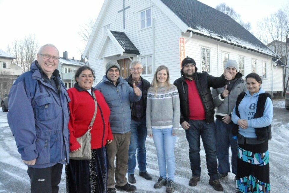 HJELPER FEM RUMENERE. Betania menighet sørger for at disse fem rumenerne kommer seg hjem. - Vi har gitt uttrykk at dette gjør vi en gang, sier pastor Steinar Slåtten. Det var dattera Elin som står i midten som tok initiativ til å hjelpe rumenerne. HJELPER FEM RUMENERE. Betania menighet sørger for at disse fem rumenerne kommer seg hjem. - Vi har gitt uttrykk at dette gjør vi en gang, sier pastor Steinar Slåtten. Det var dattera Elin som står i midten som tok initiativ til å hjelpe rumenerne.