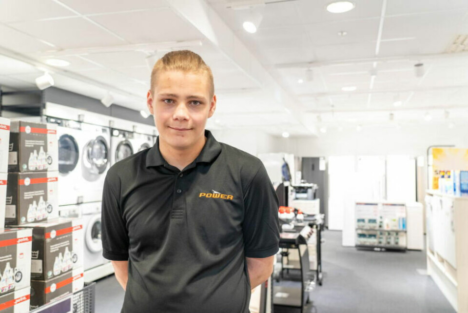KORT INTERVJU. Sindre Mikael Breivik Gustavsen var innom butikken par dager etter han sendte en jobbsøknad til sjefen, og fikk beskjed om å møte opp mandagen etter. KORT INTERVJU. Sindre Mikael Breivik Gustavsen var innom butikken par dager etter han sendte en jobbsøknad til sjefen, og fikk beskjed om å møte opp mandagen etter. Foto: Alle foto: Anita Sjåvik