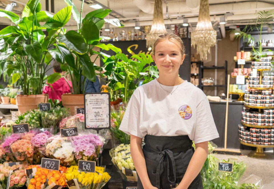 KREATIV. Anette Aardal Mosti liker å være kreativ, og har kommet inn på Frisør-, blomster-, interiør- og eksponeringsdesignlinjen på Bodin vgs. KREATIV. Anette Aardal Mosti liker å være kreativ, og har kommet inn på Frisør-, blomster-, interiør- og eksponeringsdesignlinjen på Bodin vgs.