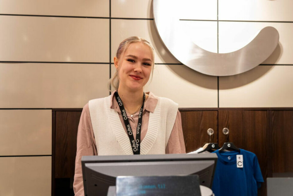 VELDIG GØY. Maya Karlsen syns det er veldig tivelig å jobbe med mennesker, og liker arbeidsplassen godt. VELDIG GØY. Maya Karlsen syns det er veldig tivelig å jobbe med mennesker, og liker arbeidsplassen godt.