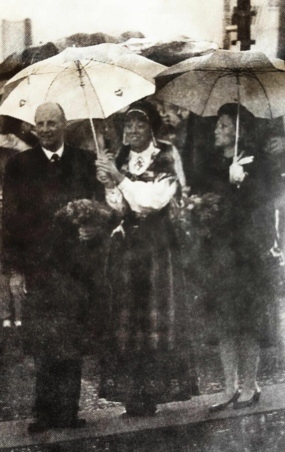 PARAPLY. Stenhammer sørget for at Kongen var tørr. PARAPLY. Stenhammer sørget for at Kongen var tørr. Foto: Faksimile Nordlands Framtid