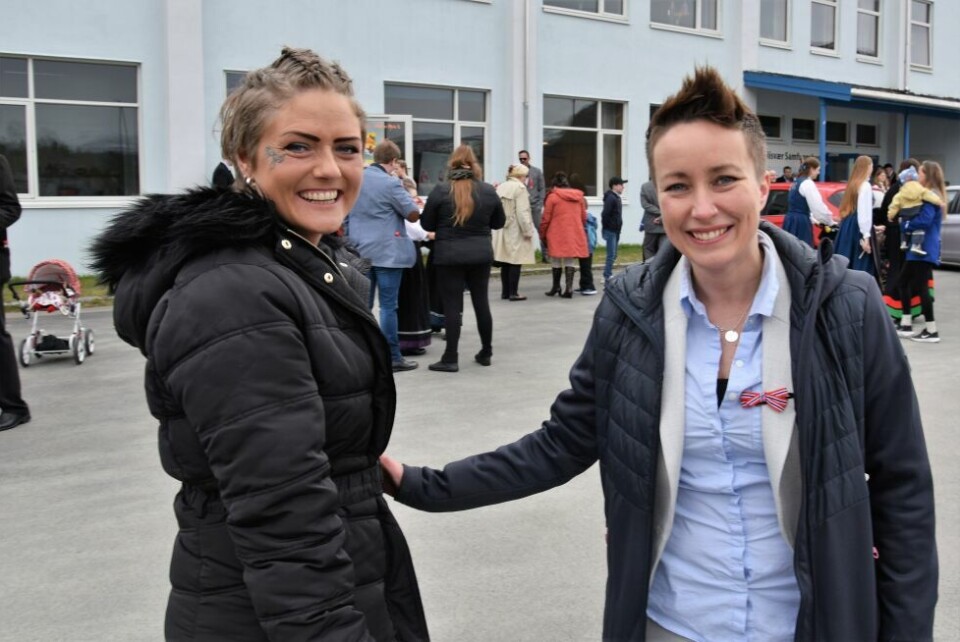 Therese og Caroline var i strålende 17. mai-stemning. Therese og Caroline var i strålende 17. mai-stemning. Foto: Lars Olav Handeland