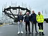 UNIK SATSING. På kaien nedenfor Wenberg fiskeoppdretts lokaler er et nytt byggverk på vei til å reise seg. Det er Nordic Blu Technologys nye storsatsing på semi-lukkede oppdrettsmerder som nærmer seg en realitet. Fra venstre: Styreleder Jørgen Wenberg, styremedlem Ørjan Wenberg, styremedlem Ivar Andreas Forn og daglig leder Idar Lindanger foran merden som snart skal i fjorden for å testes. Foto: Helge Simonsen