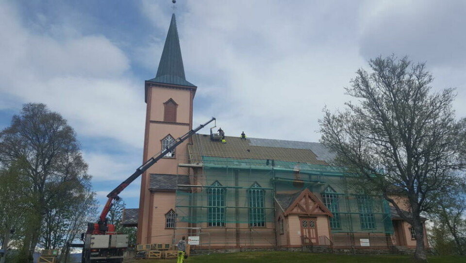BØR SKIFTES UT. I løpet av de siste 10 årene er blant annet taket på Røsvik kirke skiftet ut. Under de siste male- og tømmerarbeidene ble to av vinduene i tårnrommet ikke skiftet. Det skaper problemer for orgelet. ArkivfotoRÅTE. To av vinduene i tårnrommet i Røsvik kirke er råteskadet, og det anbefales blant annet å montere isolert glass på innsiden for å holde en jevnere temperatur vinterstid. BØR SKIFTES UT. I løpet av de siste 10 årene er blant annet taket på Røsvik kirke skiftet ut. Under de siste male- og tømmerarbeidene ble to av vinduene i tårnrommet ikke skiftet. Det skaper problemer for orgelet. Arkivfoto