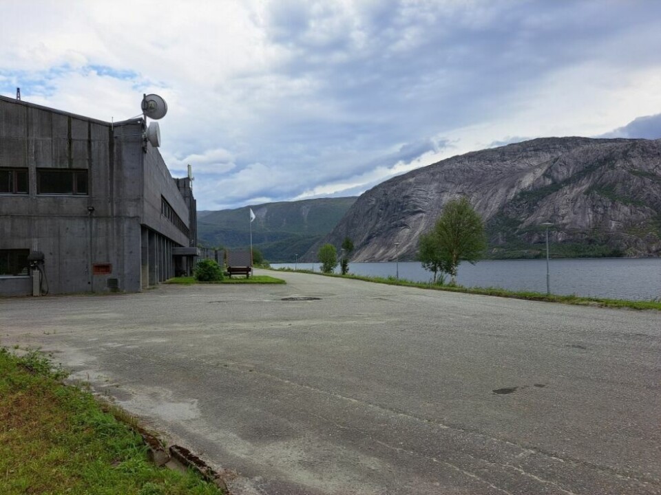 HENTET MED HELIKOPTER. Her ved kraftstasjonen i ved Kobbvatn ble den forulykkede hentet av redningshelikopter onsdag ettermiddag. HENTET MED HELIKOPTER. Her ved kraftstasjonen i ved Kobbvatn ble den forulykkede hentet av redningshelikopter onsdag ettermiddag. Foto: Privat
