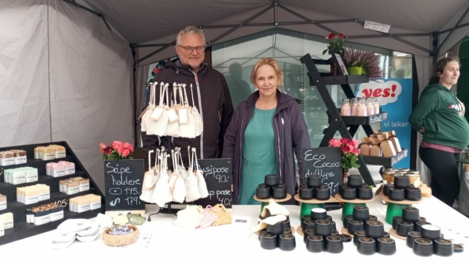 Selgere rognandaganVibeke Fredriksen og Jostein Johansen presenterer Småskog Produkter.Rundt butikken er duftene av håndlagde såper og stearinlys.