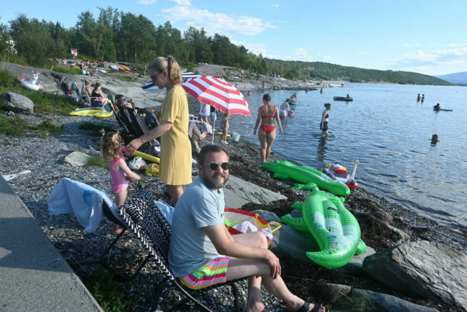 BARNEVENNLIG. Med både sand ved land og langgrunt er det trygt for små barn, sier Eirik Salbakk, som har med seg samboer Lena Søvik og deres datter Tilde Søvik Salbakk. BARNEVENNLIG. Med både sand ved land og langgrunt er det trygt for små barn, sier Eirik Salbakk, som har med seg samboer Lena Søvik og deres datter Tilde Søvik Salbakk. Foto: Alle foto: Stig Bjørnar Karlsen