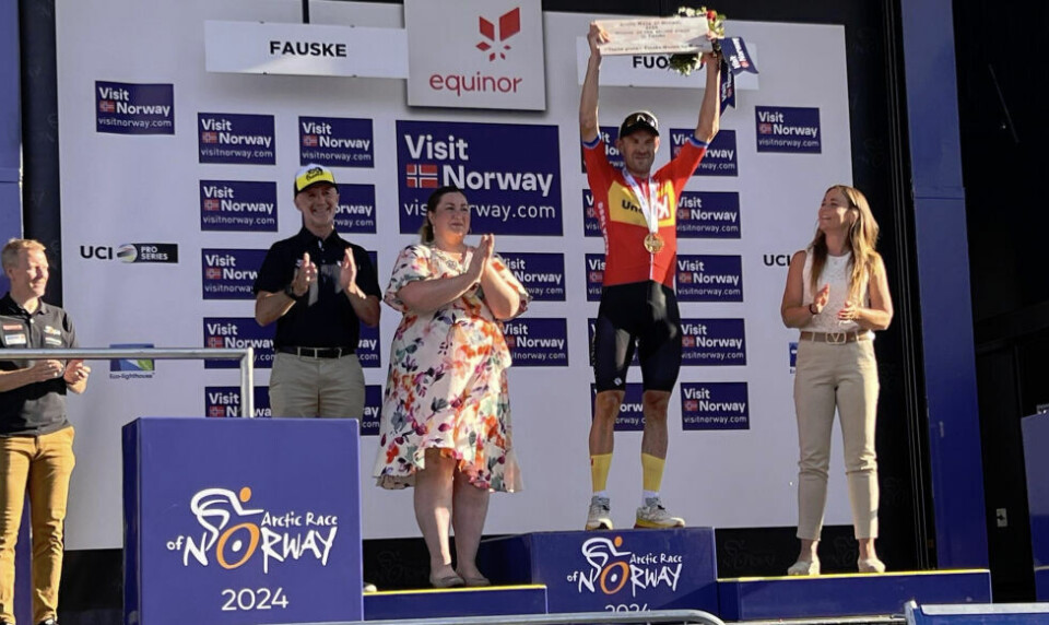 DELTE UT. Ordfører Marlen Rendall Berg fikk gratulert Alexander Kristoff med seieren, og overakte et ostefat i marmor til vinneren. DELTE UT. Ordfører Marlen Rendall Berg fikk gratulert Alexander Kristoff med seieren, og overakte et ostefat i marmor til vinneren. Foto: Espen Johansen