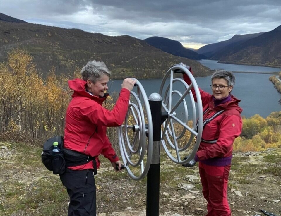 SPLITTER NYTT. Nina Godtfredsen og Tina Krokstrand var ivrige på å pakke ut og teste treningsapparatet der man kan trene bevegelse i skuldrene. Seks av 11 apparater er nå montert langs aktivitetsløypa i Sulis. SPLITTER NYTT. Nina Godtfredsen og Tina Krokstrand var ivrige på å pakke ut og teste treningsapparatet der man kan trene bevegelse i skuldrene. Seks av 11 apparater er nå montert langs aktivitetsløypa i Sulis. Foto: Eirik Godtfredsen