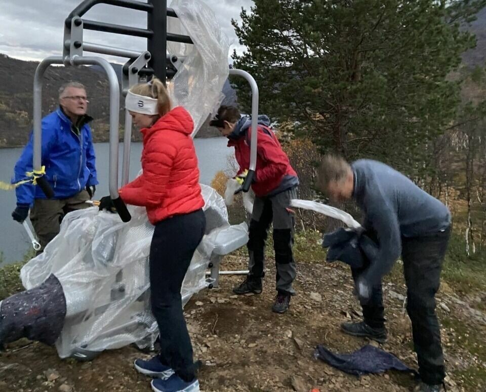 ARBEIDSGJENGEN. Flere dager i uka stiller denne gjengen opp for å få på plass de siste apparatene. ARBEIDSGJENGEN. Flere dager i uka stiller denne gjengen opp for å få på plass de siste apparatene. Foto: Eirik Godtfredsen