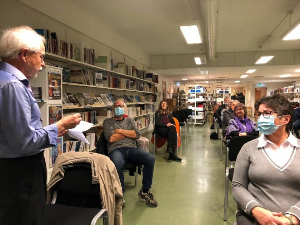 FJERDE BOKEN. Kjell Bakken presenterte den fjerde boka om Fauske under krigen på boklanseringen. Til høyre kona Bodil Bakken som har forsket i arkivene og på nettet for Kjell. FJERDE BOKEN. Kjell Bakken presenterte den fjerde boka om Fauske under krigen på boklanseringen. Til høyre kona Bodil Bakken som har forsket i arkivene og på nettet for Kjell. Foto: Arild Bjørnbakk