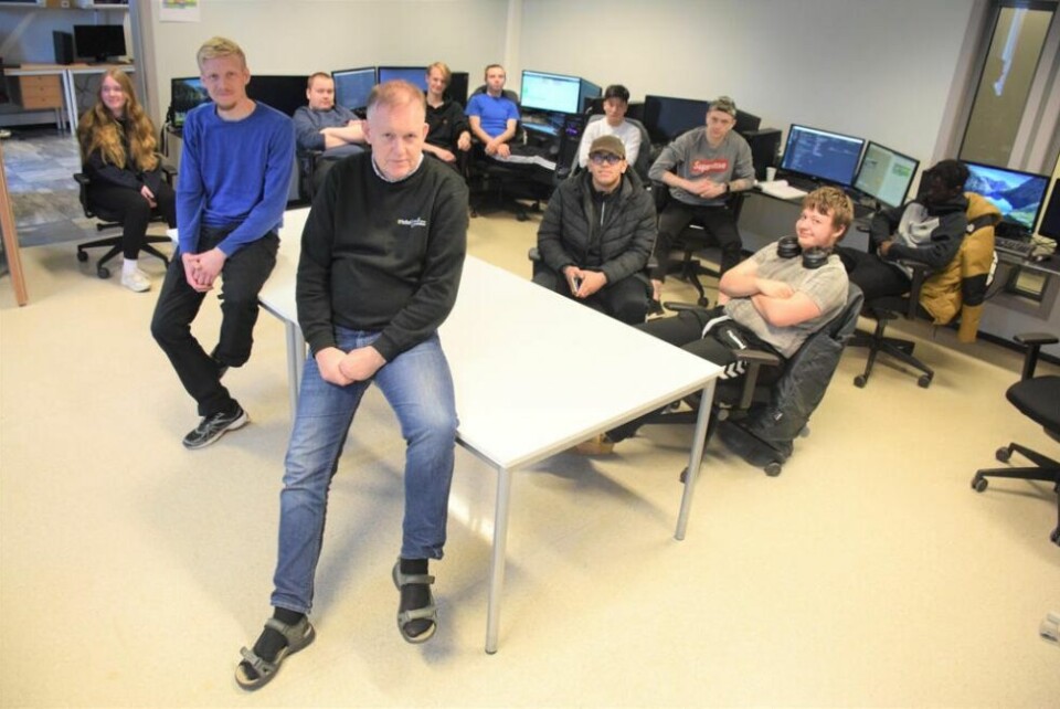USIKKER FRAMTID. - Jeg håper fylket tar til fornuft og oppretter flere VG1-klasser med IKT, sier lærer Jan Martin Svendsen (foran). Her er han sammen med IKT-lærer Espen Mørtsell (t.v.) og VG2 IKT-elevene på Fauske. USIKKER FRAMTID. - Jeg håper fylket tar til fornuft og oppretter flere VG1-klasser med IKT, sier lærer Jan Martin Svendsen (foran). Her er han sammen med IKT-lærer Espen Mørtsell (t.v.) og VG2 IKT-elevene på Fauske. Foto: Eva S. Winther