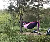 SOVER I KØYE. Mange har funnet mye glede i å sove ute i naturen under åpen himmel, i en hengekøye. Foto: Maria Edvardsen