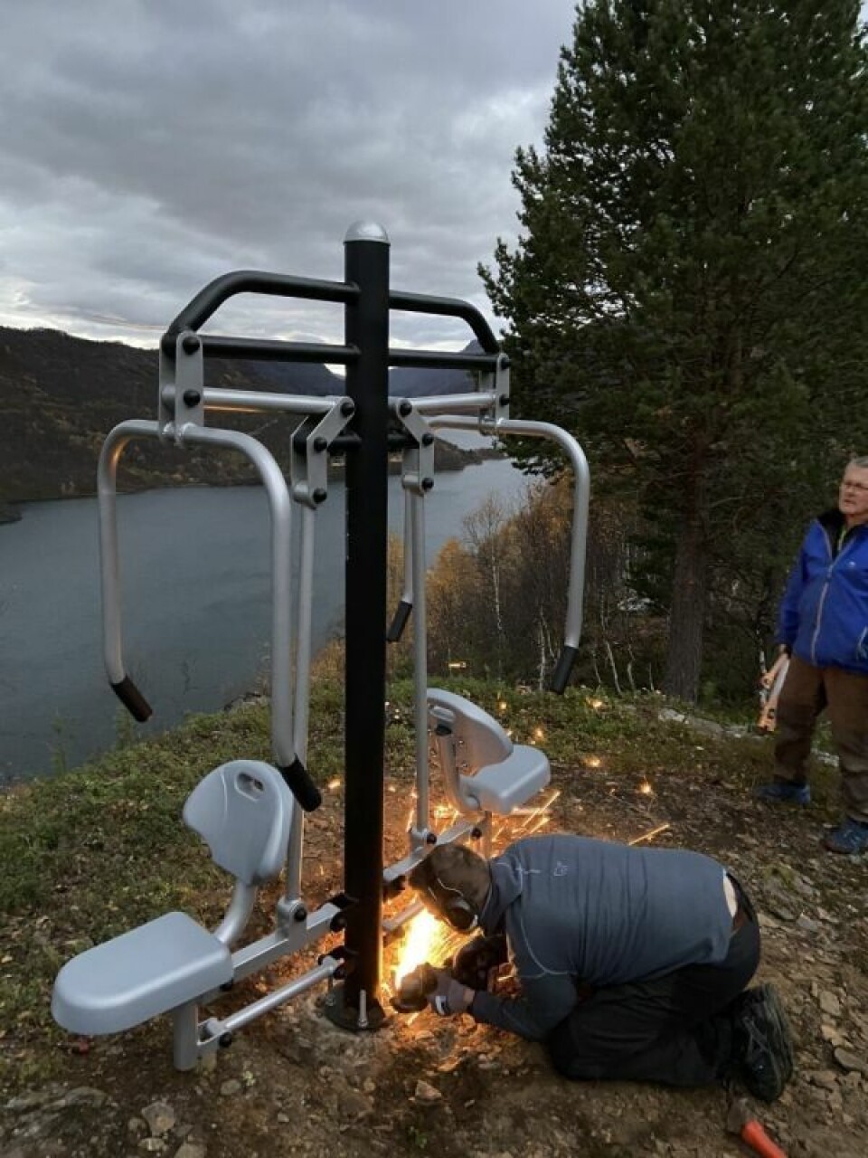MONTERING. Treningsapparatene blir boltet fast så de skal tåle en trøkk og være trygge å bruke. MONTERING. Treningsapparatene blir boltet fast så de skal tåle en trøkk og være trygge å bruke. Foto: Eirik Godtfredsen