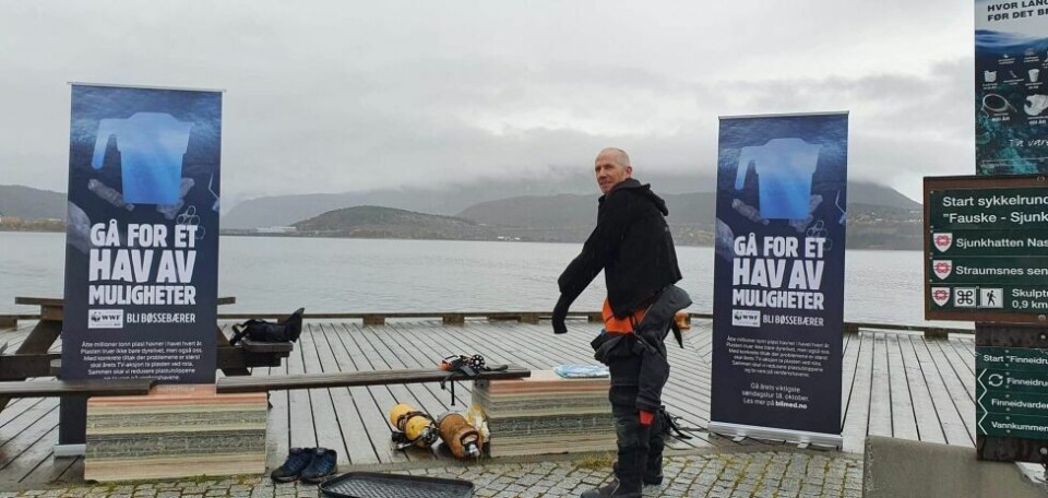 DYKKERSTUNT. Leder for Fauske dykkerklubb Arnfinn Olsen var blant dykkerne som bidro i TV-aksjonens stunt langs strandpromenaden i helga. DYKKERSTUNT. Leder for Fauske dykkerklubb Arnfinn Olsen var blant dykkerne som bidro i TV-aksjonens stunt langs strandpromenaden i helga. Foto: Gro-Anita Olsen