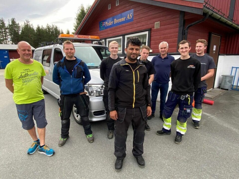 TRIVES ALLEREDE. Jasem Alktezi er sjeleglad for at han har fått praksisplass hos Peder Brenne. Kollegaene har gjort at han allerede føler seg veldig godt tatt imot. Fra venstre: Per Nicholaisen, Håvard Vassbotn, Mikael Pedersen, Jasem Saleh Alktezi, Even Korneliussen, Leif Karlsen, Jakub Panasiuk og Mats Fjeld TRIVES ALLEREDE. Jasem Alktezi er sjeleglad for at han har fått praksisplass hos Peder Brenne. Kollegaene har gjort at han allerede føler seg veldig godt tatt imot. Fra venstre: Per Nicholaisen, Håvard Vassbotn, Mikael Pedersen, Jasem Saleh Alktezi, Even Korneliussen, Leif Karlsen, Jakub Panasiuk og Mats Fjeld Foto: Helge Simonsen