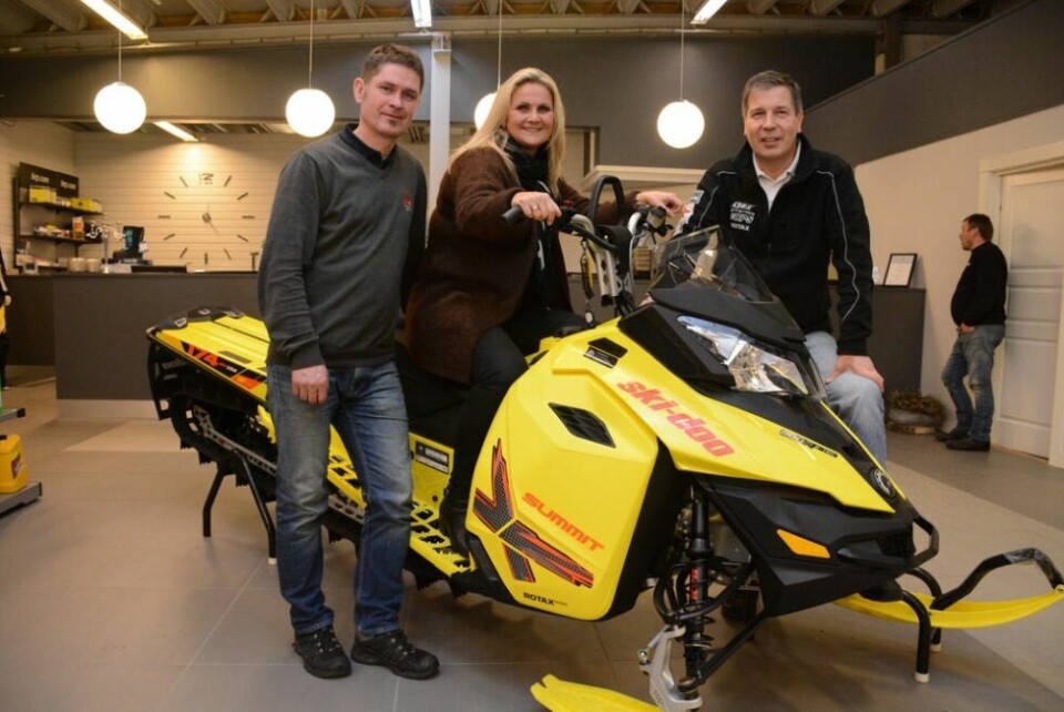 MOTIVERTE. Selger Jostein Alfheim (t.v.) daglig leder Rita Jacobsen og salgssjef Ernst Jonassen er klare for å jobbe videre med salg av biler, snøskutere, vannskutere og ATV i tiden framover. - Så skal vi finne ut hva vi skal satse på, men Rognan Auto kommer til å bestå uansett, sier Jacobsen. MOTIVERTE. Selger Jostein Alfheim (t.v.) daglig leder Rita Jacobsen og salgssjef Ernst Jonassen er klare for å jobbe videre med salg av biler, snøskutere, vannskutere og ATV i tiden framover. - Så skal vi finne ut hva vi skal satse på, men Rognan Auto kommer til å bestå uansett, sier Jacobsen. Foto: Helge Simonsen